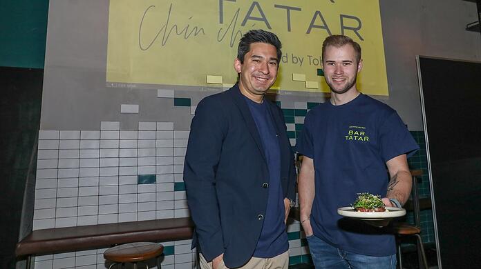 Tohru Nakamura und Tom Heeg mit Rinder-Tatar.