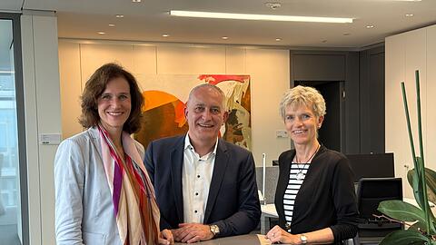 Birgit Steinborn (r) legt ihr Mandat als Gesamtbetriebsratsvorsitzende nach elfeinhalb Jahren nieder. Die Siemens-Personalchefin Judith Wiese (l) und der zweite Vorsitzende der IG Metall, Jürgen Kerner würdigten ihre Arbeit. (Archivbild)
