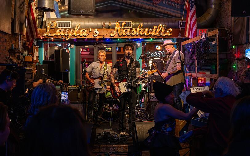 Hier muss sich auch einer wie er erst einmal beweisen: Bei seinem Nashville-Trip tritt Peter Maffay in einer Countrybar auf. Hier muss sich auch einer wie er erst einmal beweisen: Bei seinem Nashville-Trip tritt Peter Maffay in einer Countrybar auf.