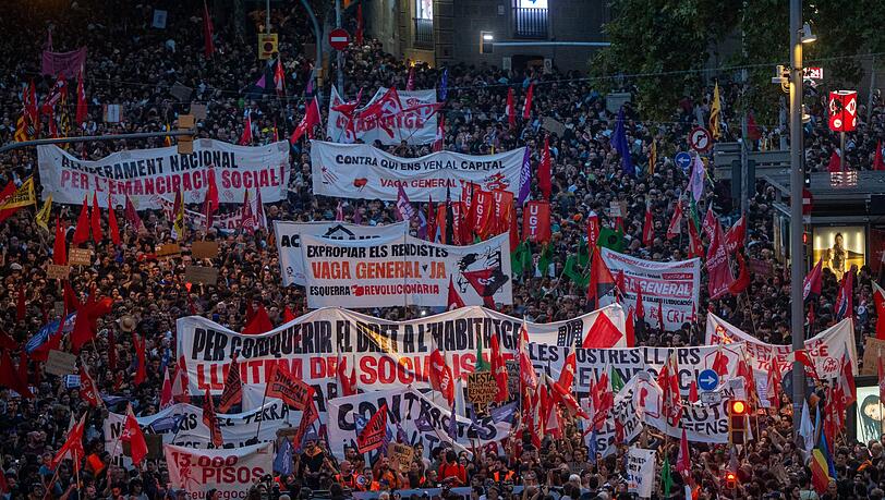 In Barcelona haben zahlreiche Menschen gegen Wohnungsnot demonstriert. In Barcelona haben zahlreiche Menschen gegen Wohnungsnot demonstriert.