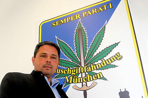 &bdquo;Semper parati&ldquo; steht auf dem Plakat der Rauschgiftfahnung München. Das ist lateinisch und heißt &bdquo;Immer bereit&ldquo;. Davor steht Chef Armin Aumüller.