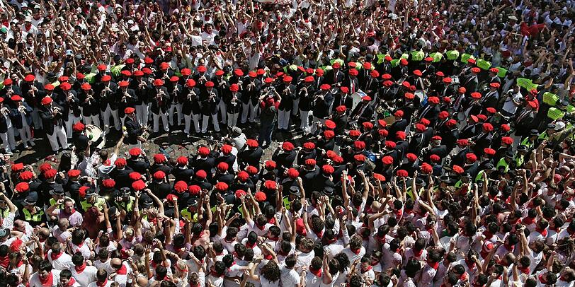 Das legendäre Stierlaufen in Pamplona ist eröffnet. Die verrücktesten Bilder des Eröffnungstages.