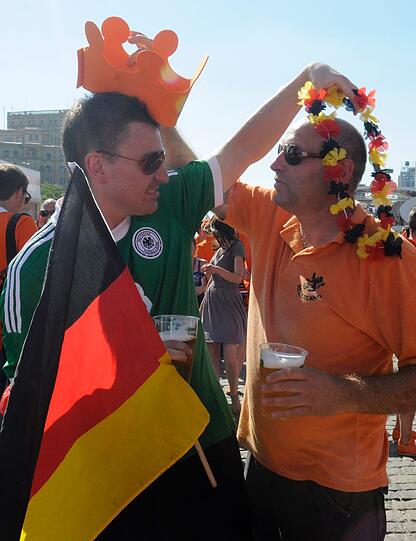 Deutschland gegen Holland - vor und während dieser brisanten Partie in der Ukraine am MIttwoch feiern die Fans ausgelassen in Orange und Schwarz-Rot-Gold - die Bilder!