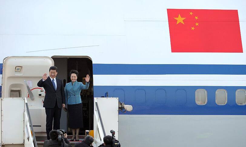 Der chinesische Staatspräsident Xi Jinping und seine Frau Peng Liyuan verabschieden sich am 30.03.2014 auf dem Flughafen in Düsseldorf (Nordrhein-Westfalen). Jinping hat seinen Deutschlandbesuch in Nordrhein-Westfalen beendet.