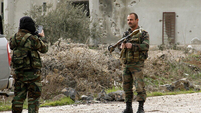 Ein syrischer Soldat macht am 11.02.2015 in Daraa, Syrien, ein Foto von einem Kameraden, der mit einer russischen Panzerbüchse vom Typ RPG-7 posiert. Ein syrischer Soldat macht am 11.02.2015 in Daraa, Syrien, ein Foto von einem Kameraden, der mit einer russischen Panzerbüchse vom Typ RPG-7 posiert.