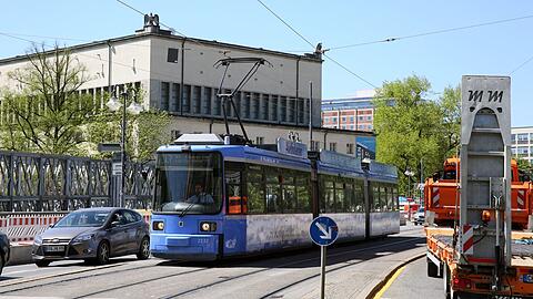 Eine Tram der Linie 17 am Mittwoch auf Höhe des Deutschen Museums.
