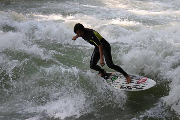 Coole Eisbach-Surfer