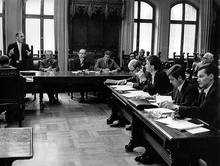 Aussprache über die Oster-Demos im Rathaus. Rechts sitzen die Vertreter der Studenten (v.l.): der Vorsitzende des AStA der TH Gerd-Jan Nibbrig, Rolf Pohle von der Rechtshilfe der APO, Benno Pietrzak vom AStA des Polytechnikums und Gerd Bücher, der Pressereferent des AStA.