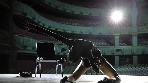 Marta Navarrete Villalba in der Uraufführung von &bdquo;petit pas&ldquo; des Choreografen Andrey Kaydanovskiy.