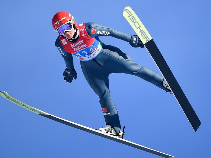 Katharina Althaus beim Springen in Seefeld.