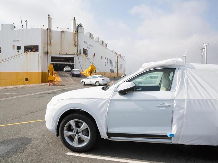 Der Exportmotor läuft: Fahrzeuge des Volkswagen Konzerns werden im Hafen auf ein Autotransportschiff verladen.