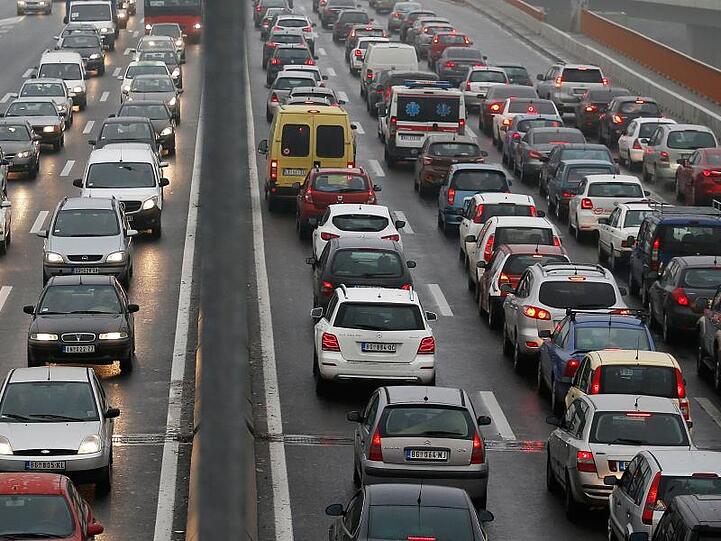 Autos stehen in der serbischen Hauptstadt im Stau. In Mittelost- und Südosteuropa boomt das Geschäft mit den Gebrauchtwagen.