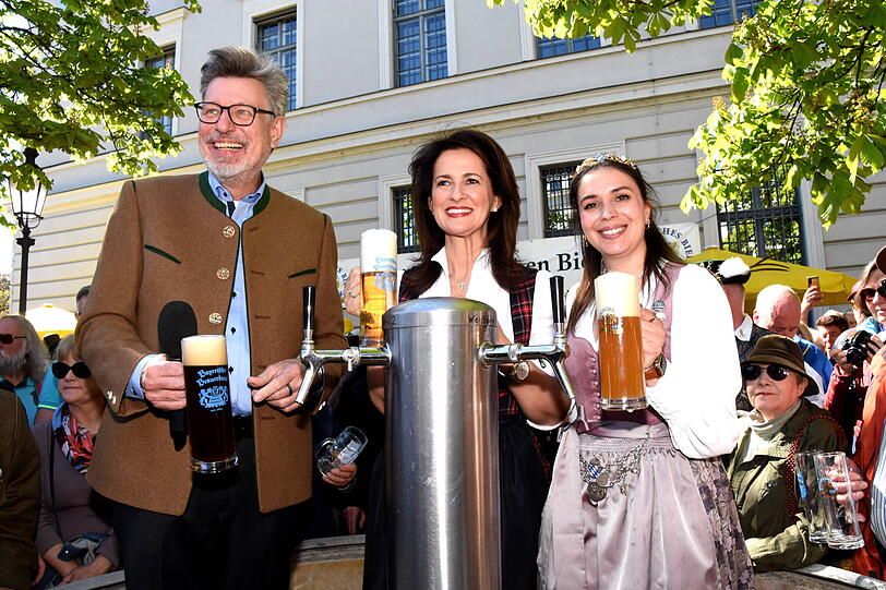 Georg Schneider mit Landwirtschaftsministerin Michaela Kaniber und der aktuellen Bierk&ouml;nigin Anna Winkler zum Tag des Bieres 2026.