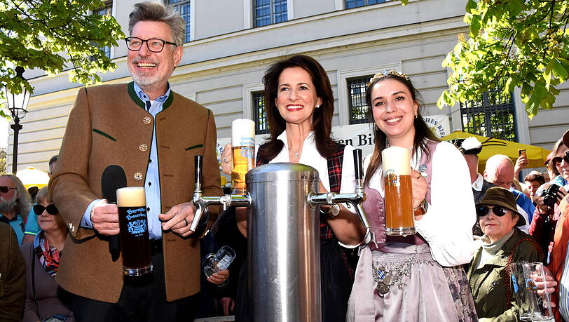Georg Schneider mit Landwirtschaftsministerin Michaela Kaniber und der aktuellen Bierk&ouml;nigin Anna Winkler zum Tag des Bieres 2026.