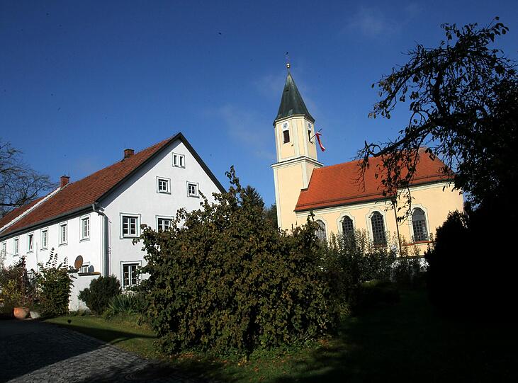 Dorf-Idylle: Auch die Kirche stellt sich auf die Seite der Betroffenen.