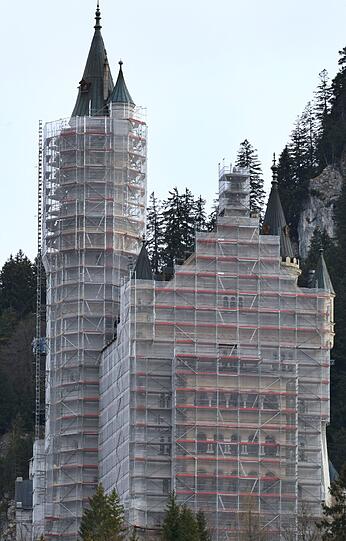 Komplett eingerüstet ist am Dienstag der Nord- und Westteil des Schlosses Neuschwanstein bei Füssen (Schwaben).