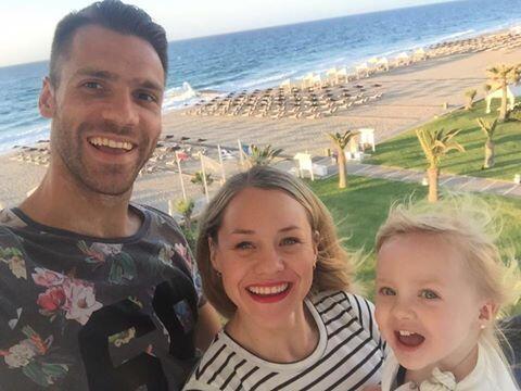 "Einfach Familienurlaub mit Ava geniessen!", schreibt Rechtsverteidiger Gary Kagelmacher bei Facebook - und genißet sichtlich seinen Familienurlaub mit seiner Frau und Töchterchen Ava.