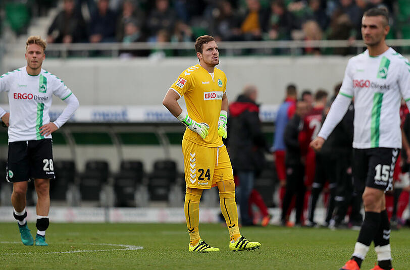 Enttäuschung  in den Gesichtern: Die Fürther Khaled Narey (l-r), Balazs Megyeri und Serdar Dursun stehen nach dem Abpfiff auf dem Rasen.