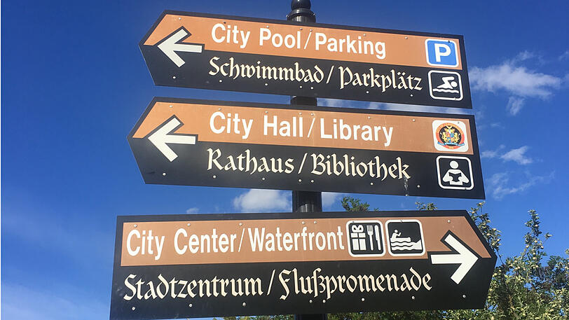 Die Ortsschilder in Leavenworth sind auf Deutsch und Englisch.