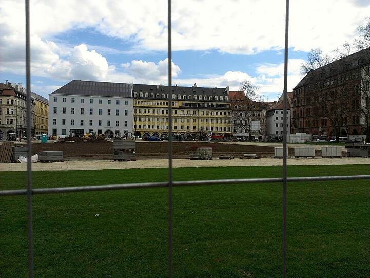 Der Marienhof bekommt wieder eine Wiese &ndash; Rollrasen sei Dank. Vorerst ist das Grün aber noch eingezäunt.