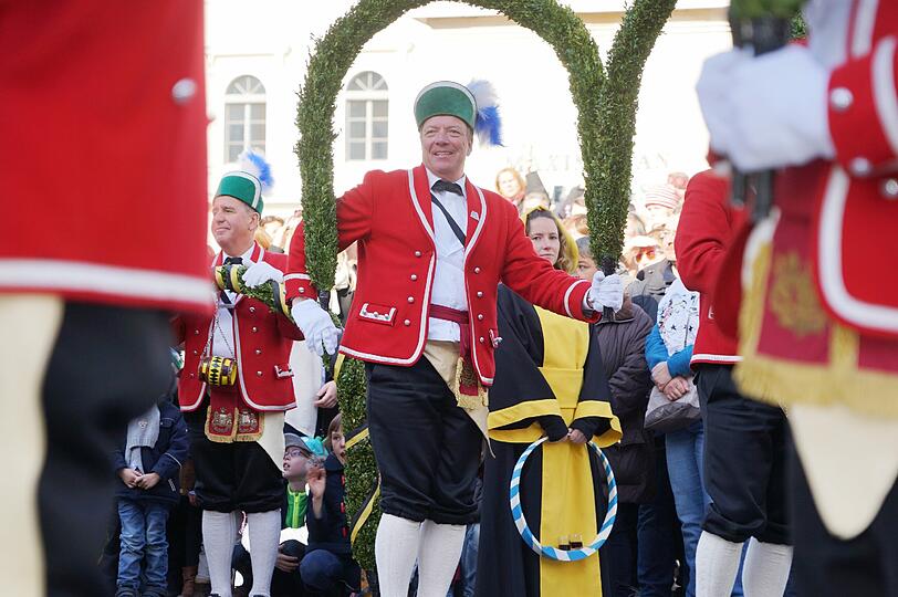 Laube, Kreuz, Schlange und Krone - das sind nur einige der Formationen, die die Schäffler auf Lager haben. Hier die Bilder vom traditionellen Tanz am Marienplatz vor Oberbürgermeister Dieter Reiter und später am Wittelsbacherplatz.