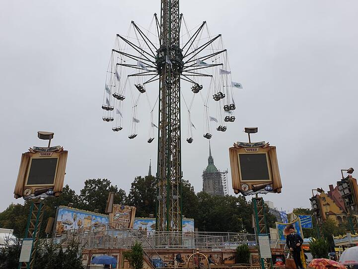 Bei dem trüben Wetter kommt selbst auf der Wiesn keine Partystimmung auf.