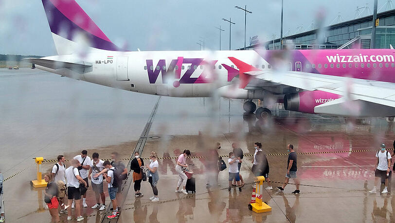 Im Regen stehen lassen: Seinen Flug-Gutschein konnte ein Kunde von Wizz Air nicht mehr einlösen.