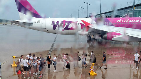 Im Regen stehen lassen: Seinen Flug-Gutschein konnte ein Kunde von Wizz Air nicht mehr einlösen.