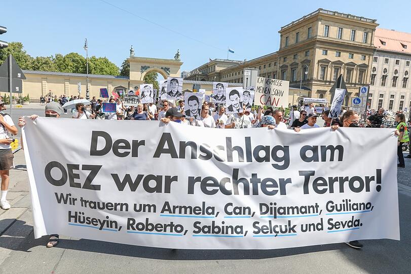 Mehrere Hundert Menschen ziehen am Freitagnachmittag bei einem Protestmarsch durch die Innenstadt.