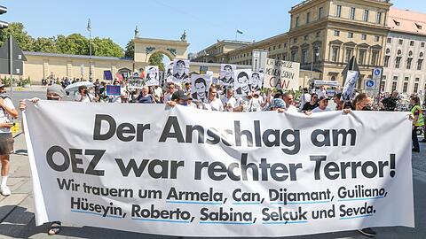 Mehrere Hundert Menschen ziehen am Freitagnachmittag bei einem Protestmarsch durch die Innenstadt.