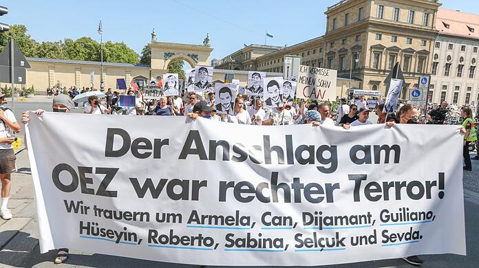 Mehrere Hundert Menschen ziehen am Freitagnachmittag bei einem Protestmarsch durch die Innenstadt.