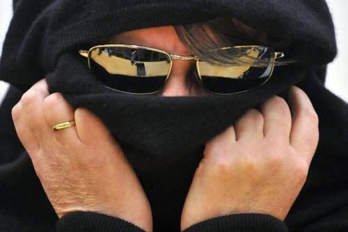 Die 44-Jährige aus Wenden im Sauerland verhüllt sich zum Prozessauftakkt das Gesicht.