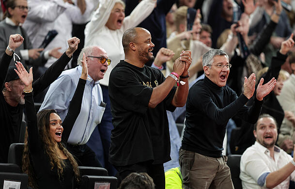 Fußballerische Unterstützung für die Basketballer: Uli Hoeneß, Vincent Kompany und Herbert Hainer waren gegen Barcelona in der Halle.