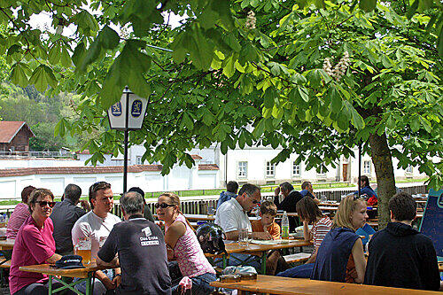 Brotzeit unter den Kastanien bei schöner Atmosphäre
