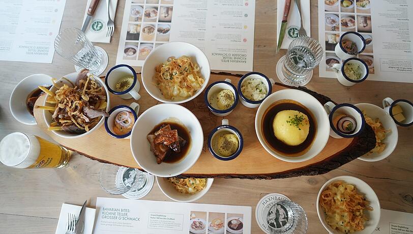 Von Haxn &uuml;ber Kasspatzn bis Kn&ouml;del: Mit den Bavarian Bites k&ouml;nnen sich die G&auml;ste durch die Speisekarte probieren.