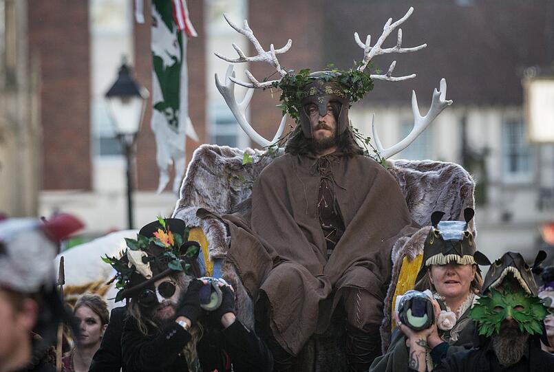 Der Ursprung von Halloween ist in der irisch-keltischen Mythologie zu finden, im Fest "Samhain", welches stets in der Nacht zum 1. November begann und bis zum Sonnenuntergang dauerte. Einige der früheren Traditionen der "Begegnung zwischen den Lebenden und den Toten" werden inzwischen in Großbritannien und Irland wieder gepflegt. Der Ursprung von Halloween ist in der irisch-keltischen Mythologie zu finden, im Fest "Samhain", welches stets in der Nacht zum 1. November begann und bis zum Sonnenuntergang dauerte. Einige der früheren Traditionen der "Begegnung zwischen den Lebenden und den Toten" werden inzwischen in Großbritannien und Irland wieder gepflegt.