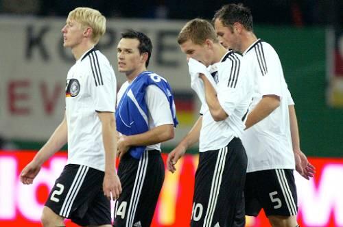 Die Fans pfeifen: Beck, Trochowski, Podolski und Westermann (v.l.) trollen sich beleidigt in Kabine.