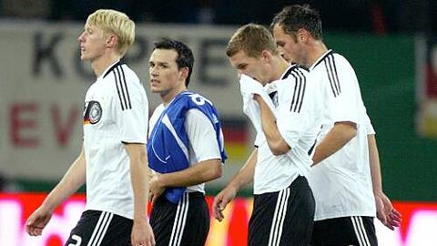 Die Fans pfeifen: Beck, Trochowski, Podolski und Westermann (v.l.) trollen sich beleidigt in Kabine.