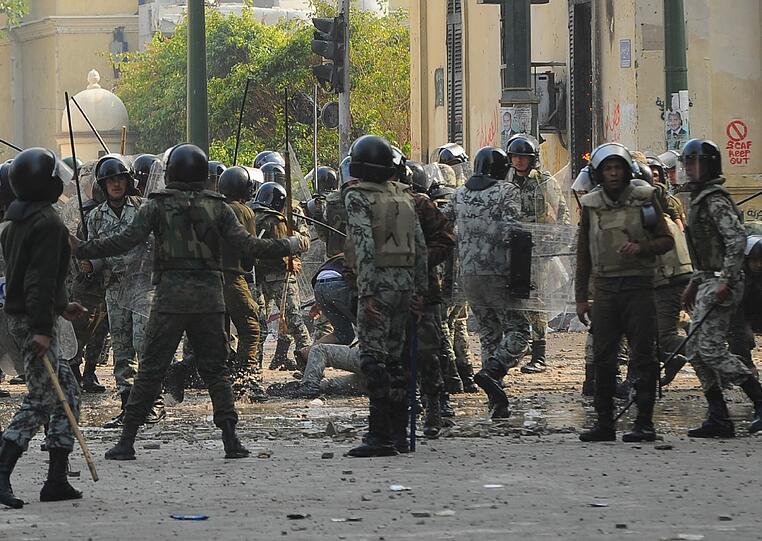 Der Protest der Demonstranten richtet sich gegen die
Militärherrschaft und gegen die vom Militär eingesetzte
Übergangsregierung von Ministerpräsident Kamal al-Gansuri.