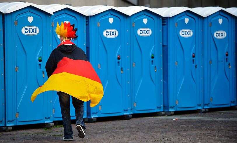 Wohin man blickt: Begeisterung, Party! Deutschland hat die Griechen aus der Euro gekickt!