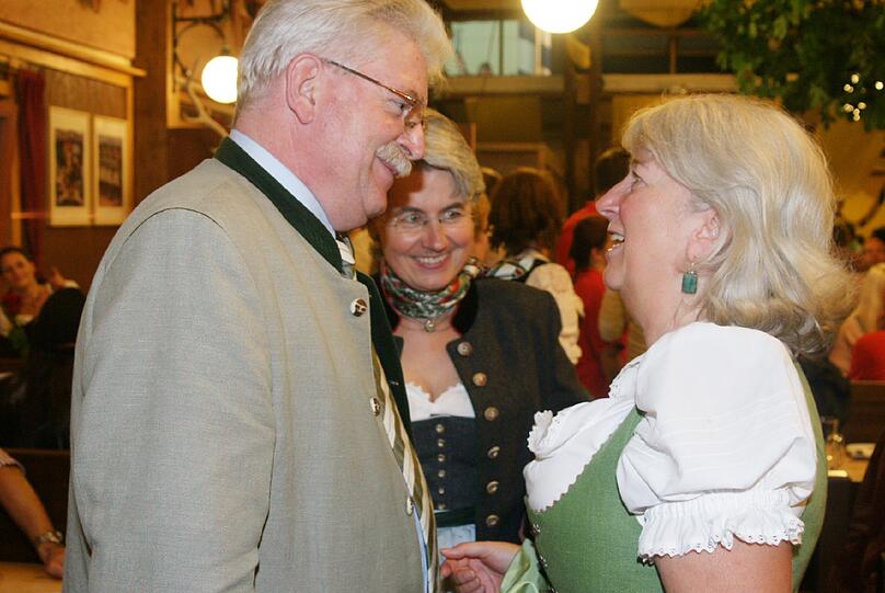 Wirtschaftsminister Martin Zeil (FDP) mit der AZ-Landtagskorrespondentin Angela Böhm.