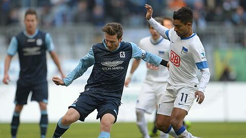 Kaum ein Durchkommen: Benny Lauth im Spiel gegen Hertha BSC Berlin.