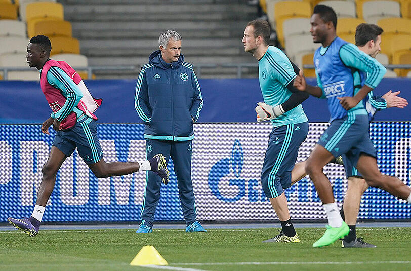 Da war José Mourinho noch Trainer des FC Chelsea: Hier beobachtet er unter anderem Bertrand Traore (links).