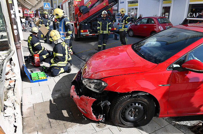 Schrecklicher Unfall in Traunstein: Ein Golf erfasst einen Kinderwagen. Das sechs Monate alte Kind wird verletzt.