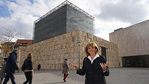 Charlotte Knobloch am Jakobsplatz vor der Synagoge &ndash; seit zehn Jahren mitten im Herzen der Stadt. (Archivbild)