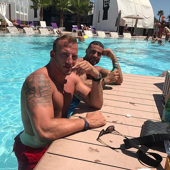 Mario Daser mit Manuel Charr im Pool