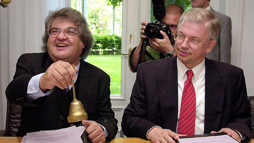 Medienmann als Politik(mit)macher: Markwort läutet in Wiesbaden neben dem damaligen hessischen Ministerpräsidenten Roland Koch eine Kabinettssitzung ein &ndash; Teil eines eintägigen Rollentausches zwischen den beiden.