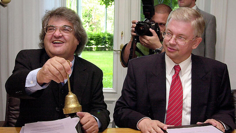 Medienmann als Politik(mit)macher: Markwort läutet in Wiesbaden neben dem damaligen hessischen Ministerpräsidenten Roland Koch eine Kabinettssitzung ein &ndash; Teil eines eintägigen Rollentausches zwischen den beiden.