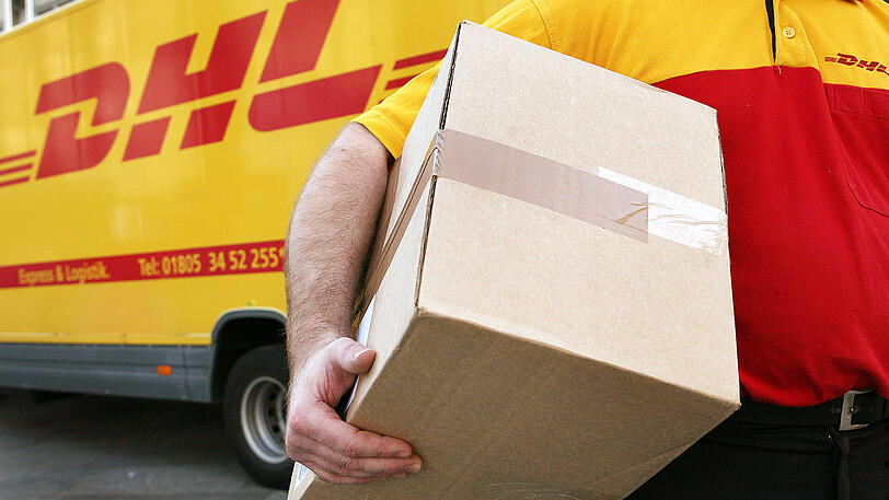 Der Paketbote lieferte das Päckchen vor der Wohnungstür ab. Doch als das Opfer am Abend nach Hause kam, war es nicht mehr da. (Symbolbild)