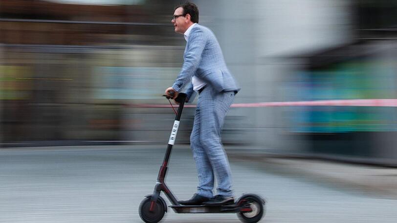 Mit dem Elektro-Tretroller in die Arbeit: In Wien ist das schon Alltag.